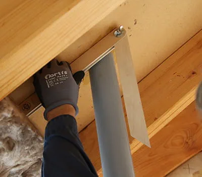 Retirez la fausse-équerre.