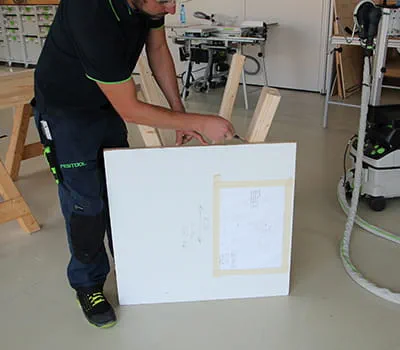 Marquer les découpes des pieds