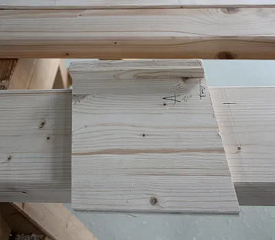 Marquer les montants pour le fraisage de queues d'aronde