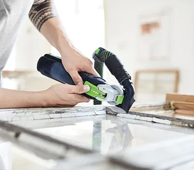 Si besoin, extraire avec précaution la vitre de la fenêtre.