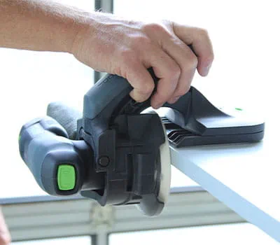 Guider la ponceuse de chants le long du chant