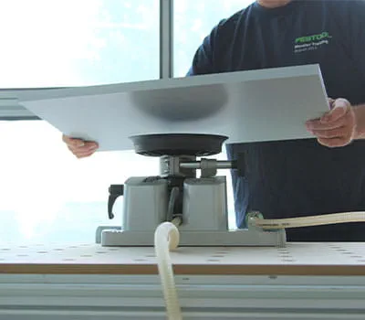 Bloquer avec l'unité de serrage à vide