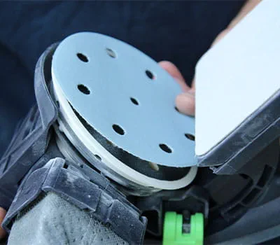 Fixer l'abrasif sur le plateau de ponçage