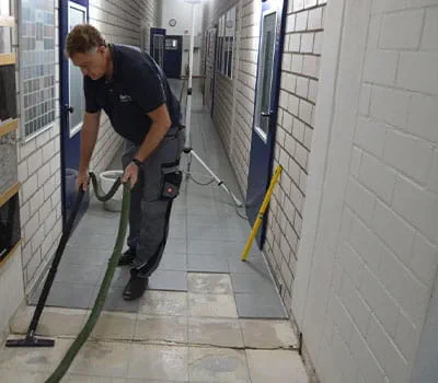 Aspirer la poussière et les débris