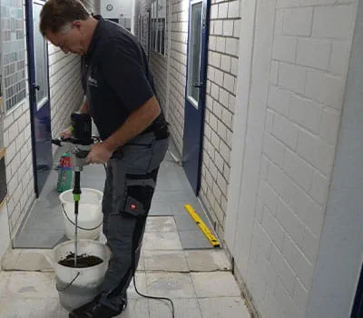 Mélanger la colle pour carrelage avec le mélangeur MX 1600