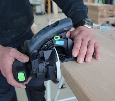 Ponçage de la face avant des marches