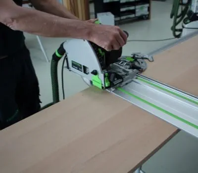 Mettre à longueur les bandes de panneau