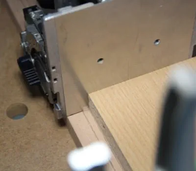 Assembler le fond/le dessus avec la paroi centrale