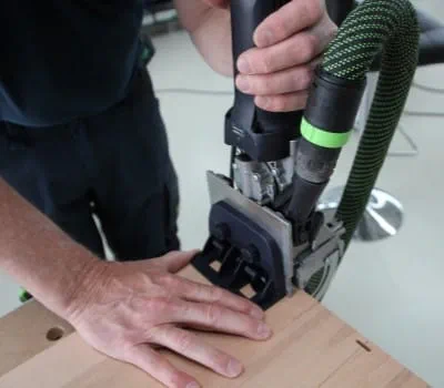 Assembler le fond/le dessus avec les parois latérales