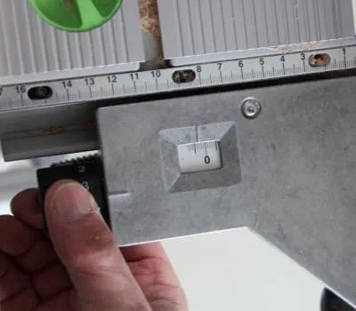 Conseil : utilisez le dispositif de réglage micrométrique du guide parallèle pour régler la largeur de rainure