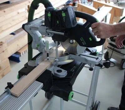 Procéder à la coupe longitudinale des parties avant, arrière et latérales