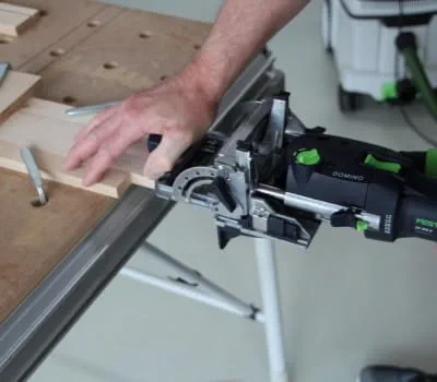 Cheviller les pièces avec les Domino