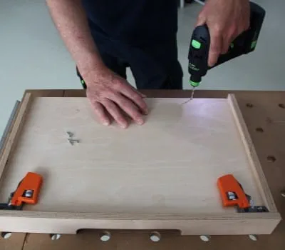 Insérer et fixer le fond de tiroir