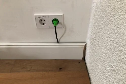 Poser des câbles derrière des plinthes/entailler des plinthes avec la KAPEX