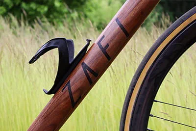 Vue du cadre de vélo en bois