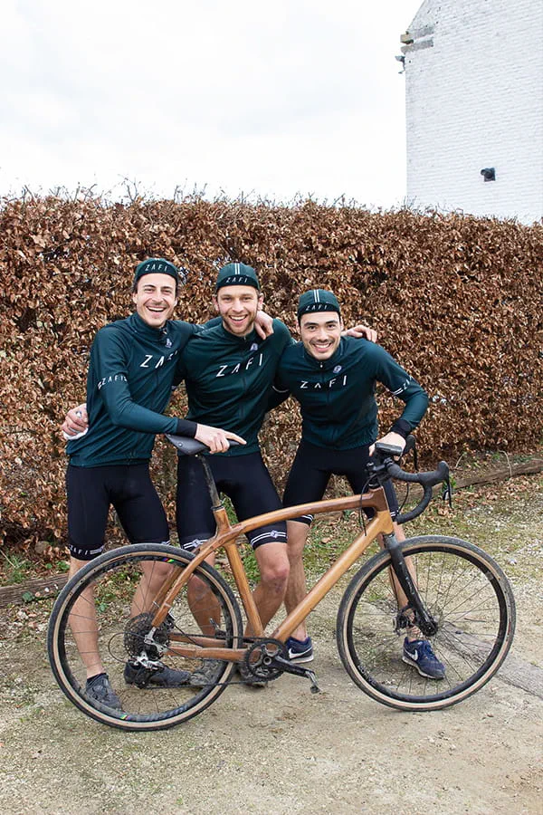 L'équipe Zafi Cycles avec son vélo fini