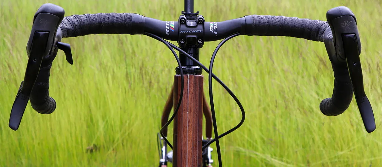 Guidon et barre sur le vélo
