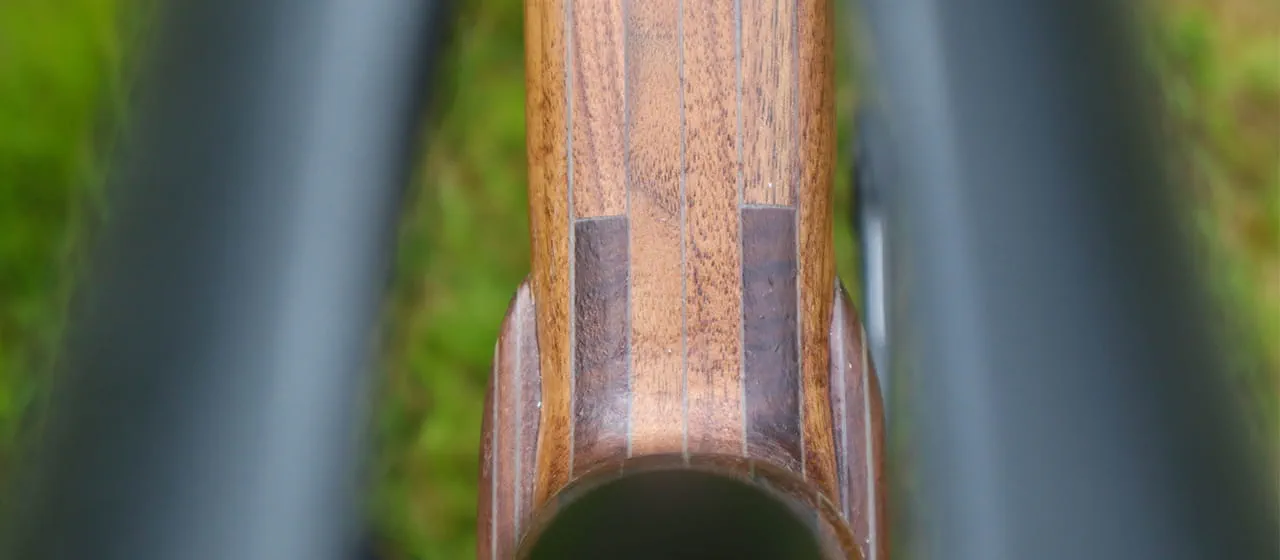 Vue détaillée des pièces en bois sur le vélo
