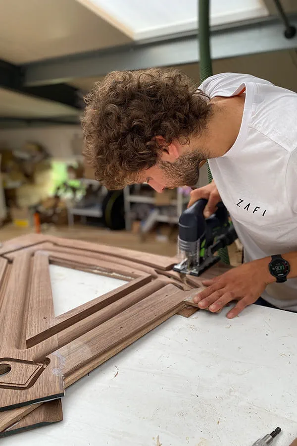 Le cadre est usiné avec la défonceuse OF 1010 de Festool.