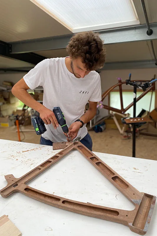 Grâce à la T18+3, il nous est possible de percer proprement dans le bois massif