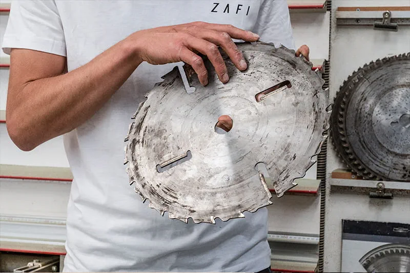 Les boules de frêne sont sciées à la Sonian Wood Coop