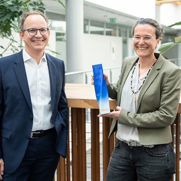 Barbara Austel et Sascha Menges avec le trophée « Marques du siècle »