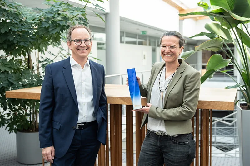 Barbara Austel et Sascha Menges avec le trophée « Marques du siècle »