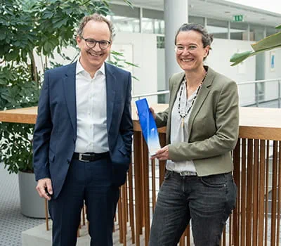 Barbara Austel et Sascha Menges avec le trophée « Marques du siècle »
