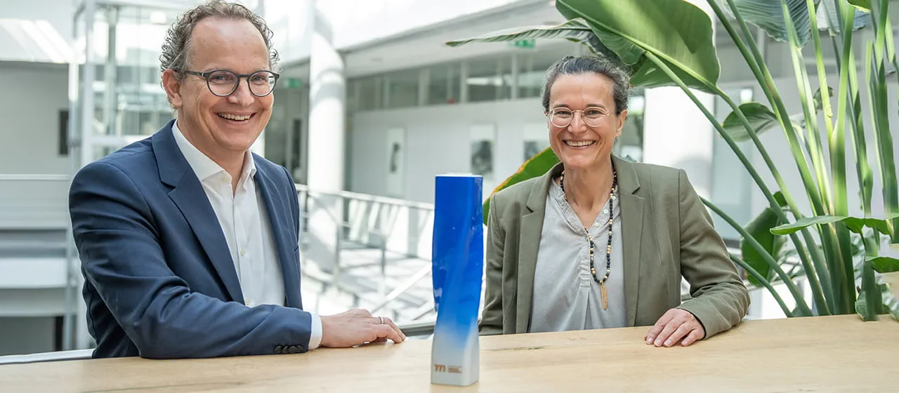 Barbara Austel et Sascha Menges avec le trophée « Marques du siècle »