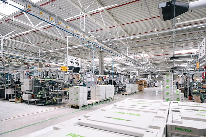 Vue de l'intérieur de l'usine d'assemblage ultramoderne de Festool à Weilheim