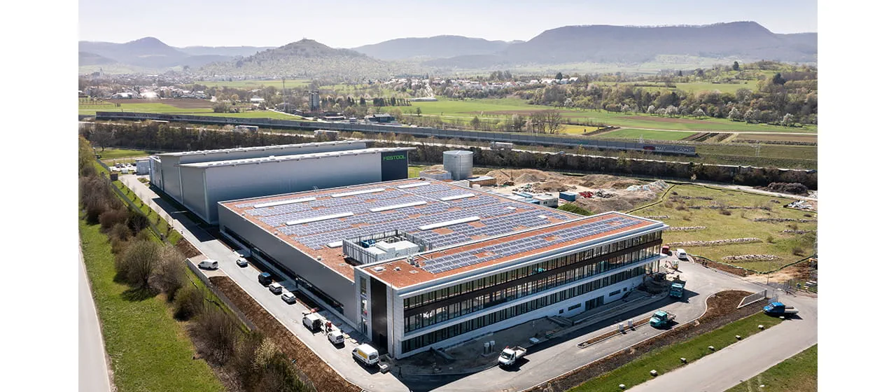 Vue plongeante sur la nouvelle usine d'assemblage et son installation photovoltaïque