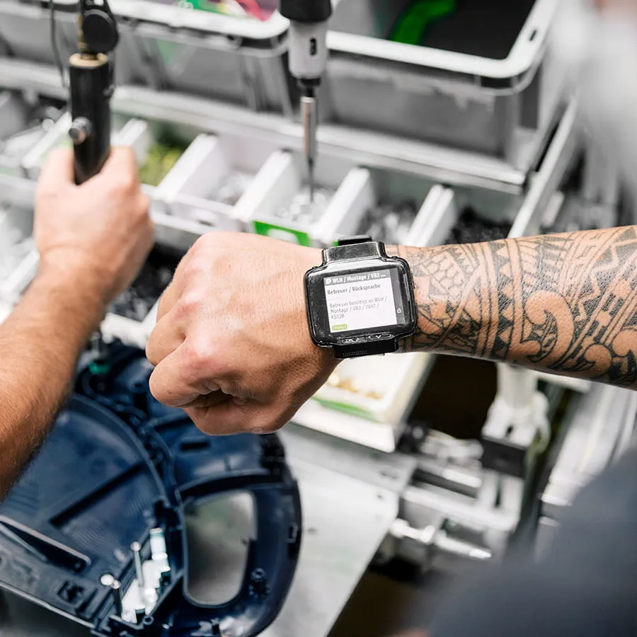 Des montres connectées signalent les défauts ou les erreurs survenant dans la ligne de production.