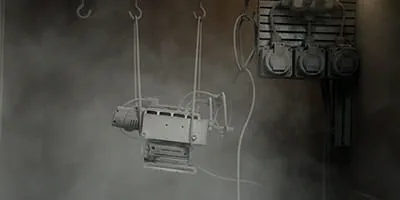 La ponceuse Festool est testée dans la chambre à poussières.
