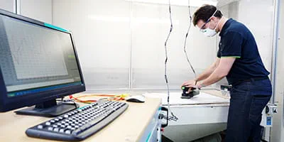 Une ponceuses sans fil Festool est testée dans la chambre acoustique.