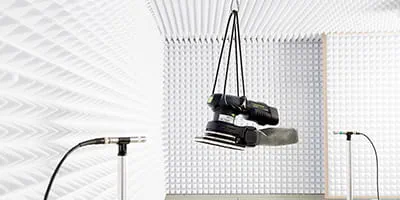 Une ponceuse sans fil Festool est testée dans la chambre acoustique.