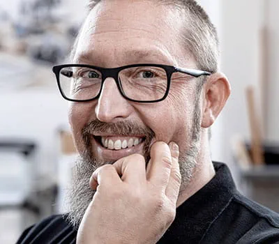 L'artisan Johannes Feldhoff, victime d'une coupure à la main