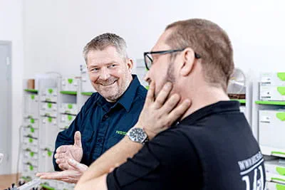 L'artisan Johannes Feldhoff, victime d'une coupure à la main