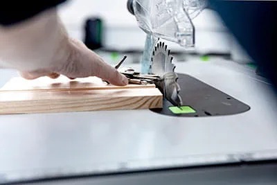 La scie stationnaire Festool TKS 80 à technologie SawStop