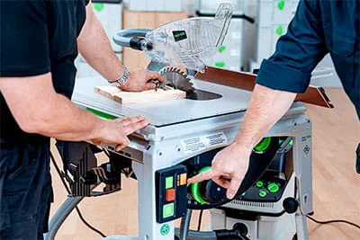 La scie stationnaire Festool TKS 80 à technologie SawStop