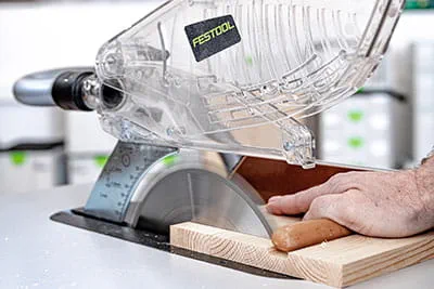 La scie stationnaire Festool TKS 80 à technologie SawStop