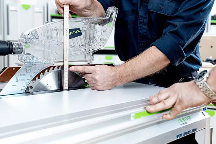 La scie stationnaire Festool TKS 80 à technologie SawStop