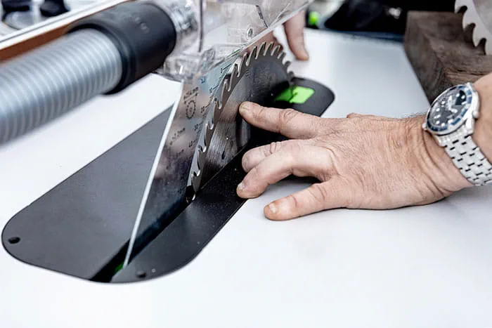 La scie stationnaire Festool TKS 80 à technologie SawStop