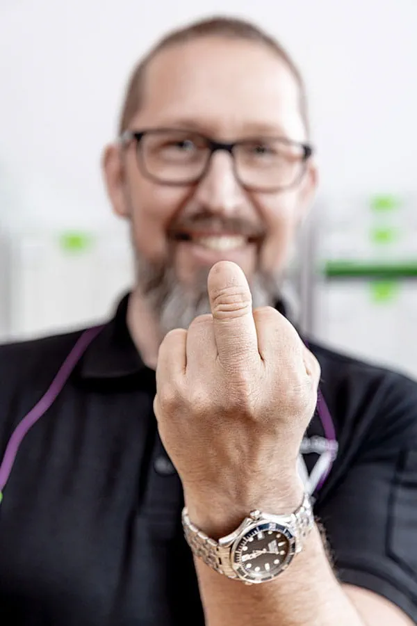 L'artisan Johannes Feldhoff, victime d'une coupure à la main