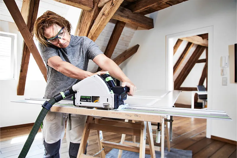 La poseuse de sols Nadja Körbel avec la Festool TSC 55
