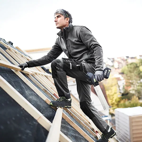 Utilisation de l'ISC 240 lors du travail sur le toit.