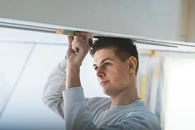 Un membre de l'équipe Stelzle utilise l'aide au positionnement pour déplacer le rail de guidage