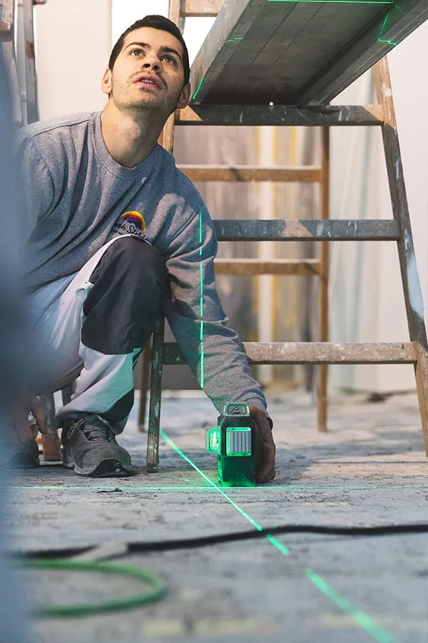 Un laser à lignes croisées garantit une ligne de coupe droite