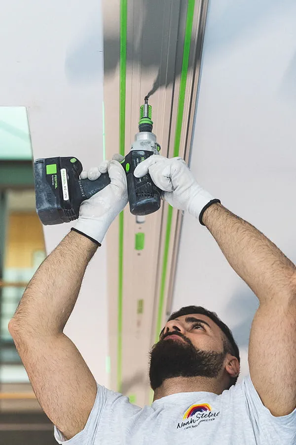Fixation supplémentaire par vissage au plafond