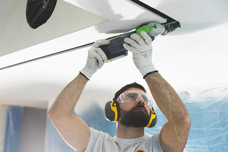 Travail de précision dans la zone d'angle avec l'oscillateur sans fil