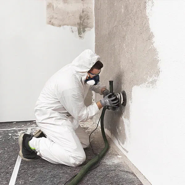 Décaper les zones détériorées et les anciens revêtements avec la fraiseuse ou la ponceuse de rénovation.